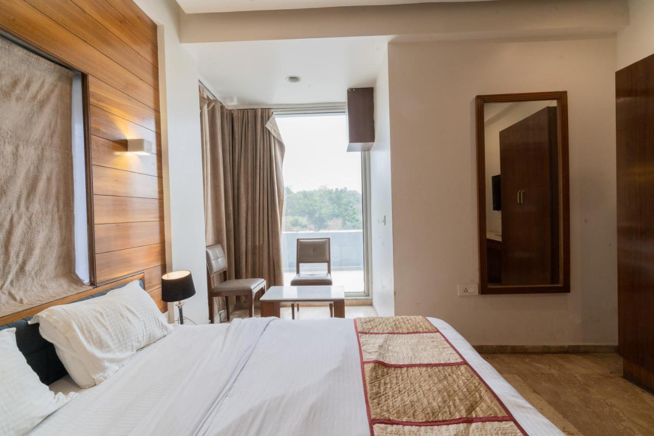 אחמדאבאד Hotel Kyra Airport מראה חיצוני תמונה