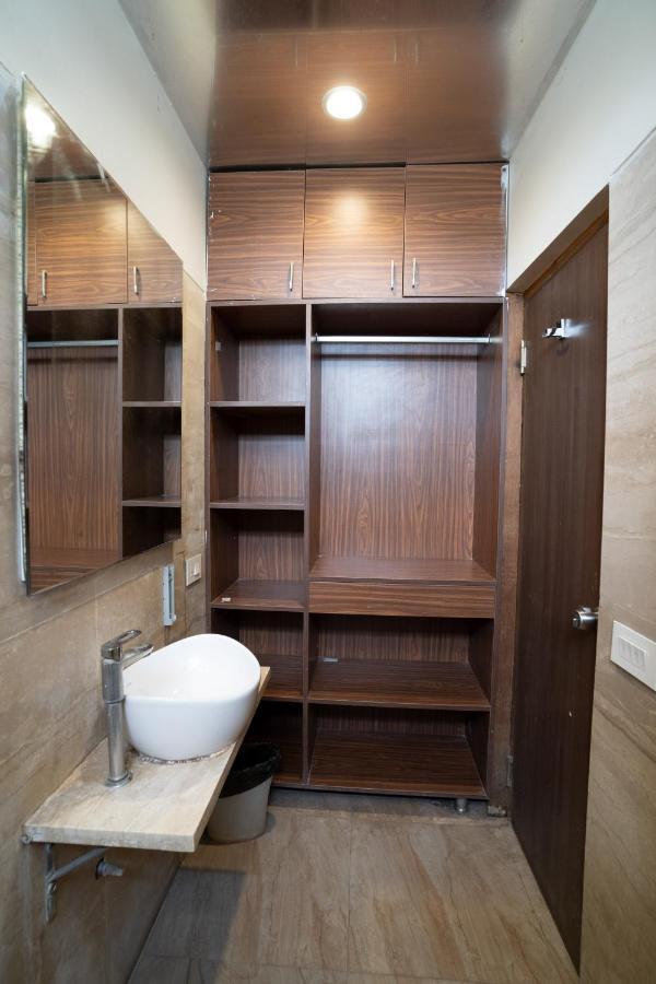 אחמדאבאד Hotel Kyra Airport מראה חיצוני תמונה