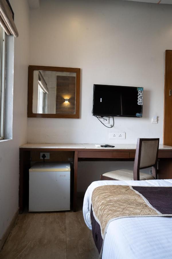 אחמדאבאד Hotel Kyra Airport מראה חיצוני תמונה