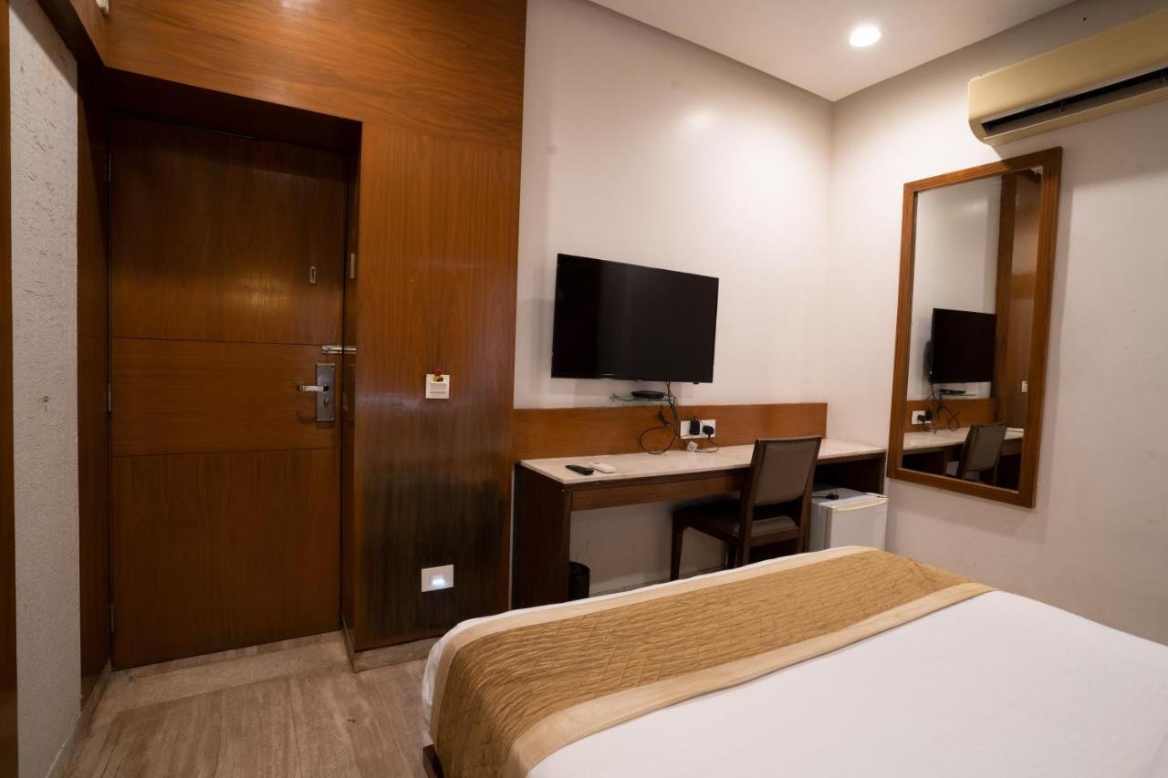 אחמדאבאד Hotel Kyra Airport מראה חיצוני תמונה