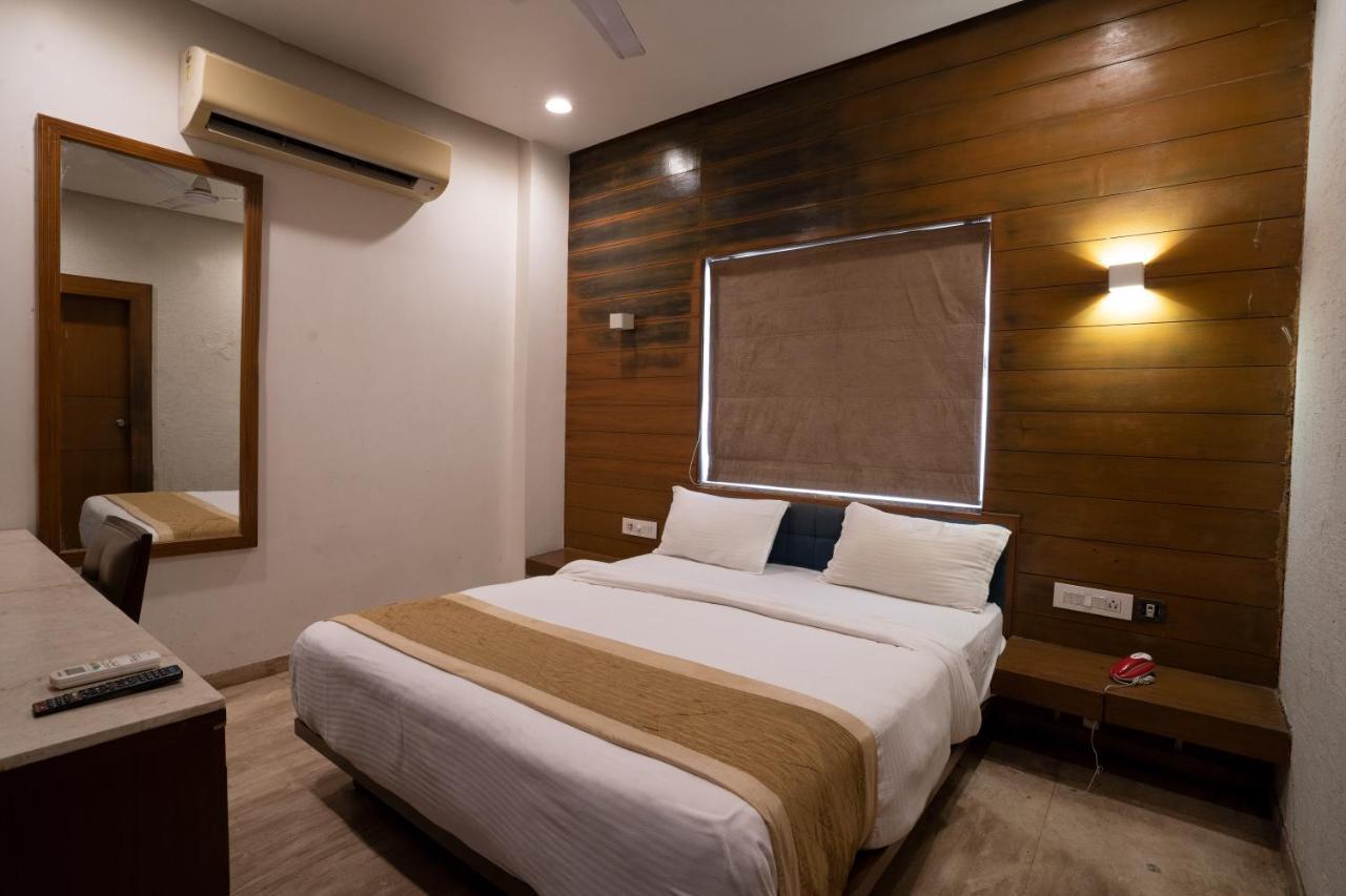 אחמדאבאד Hotel Kyra Airport מראה חיצוני תמונה