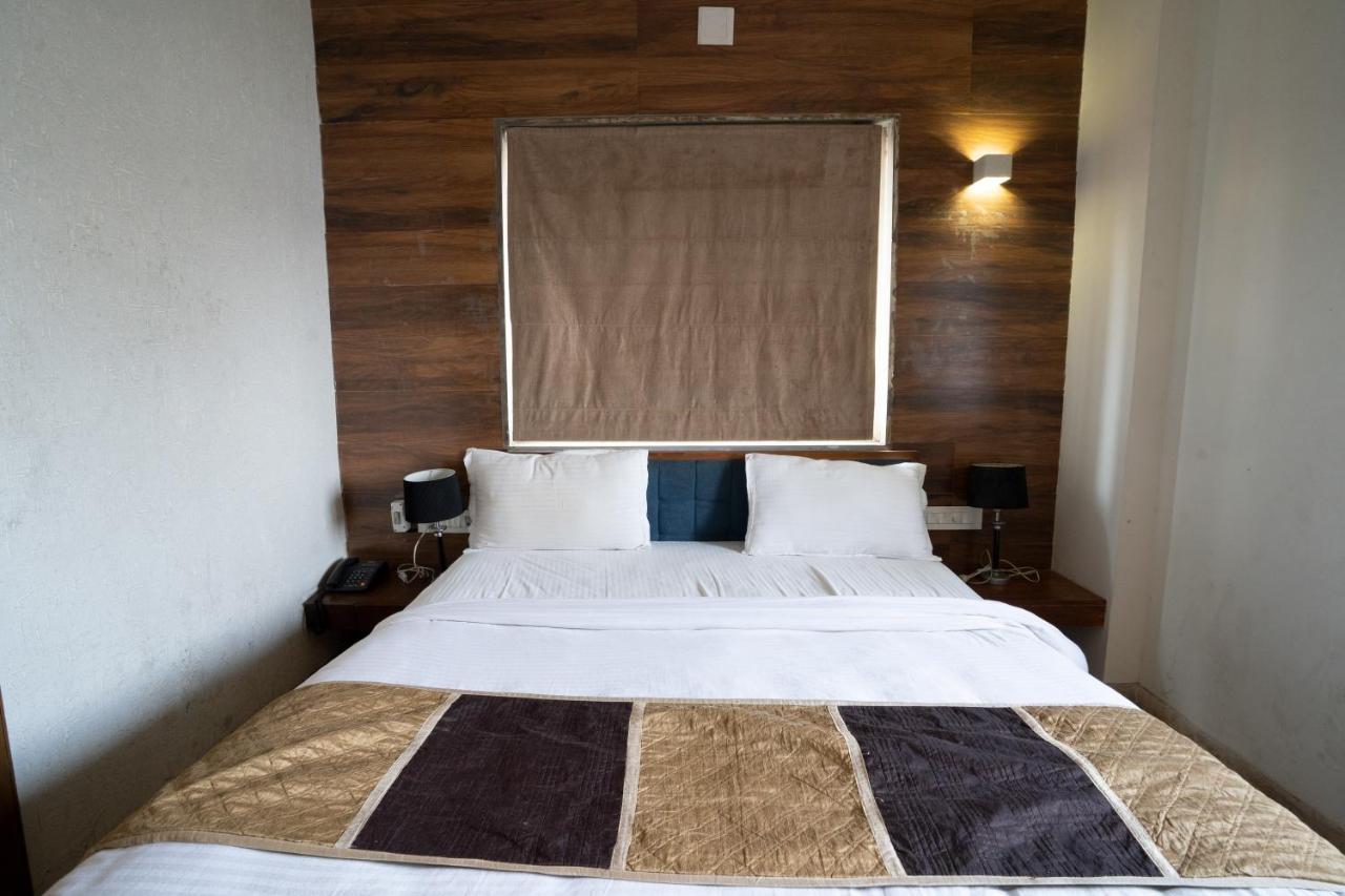 אחמדאבאד Hotel Kyra Airport מראה חיצוני תמונה